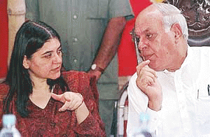 Kashmir Chief Minister Farooq Abdullaha (R) talks to leading animal rights activist Maneka Gandhi at a function in Srinagar 29 June 2000. Abdullaha and Gandhi announced that trade of famous Kashmiri Shahtoos shawls, made from the hair of rare Tibetan antolopes will be stopped in troubled Kashmir, six years after being banned by the Indian government