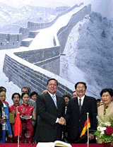 German Chancellor Gerhard Schroeder shakes hands with Chinese Premier Zhu Rongji