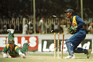 Sri Lankan wicket keeper Kuamar Sangakkara (R) removes the bails to get a runout decision against South African batsman Jonty Rhodes during the Singer Triangular limited overs one day cricket match between Sri Lanka and Pakistan in Colombo on Tuesday