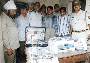 Police officials with seized fake currency notes over rupees eight lakhs, also seen with the six accused persons from whom the notes were seized