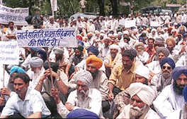Residents of Udhamsingh Nagar at a dharna demanding not include Udhamsingh Nagar in Uttarakhand state, in New Delhi on Tuesday