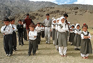 School children offer morning prayers in Bimbhat village in Drass sector, northeast of Srinagar July 26, 2000. Last summer all the schools were closed due to fights between Indian army and Pakistani backed intruders. More than 400 Indian army personnel were killed in the three month battle.    REUTERS/Fayaz Kabli