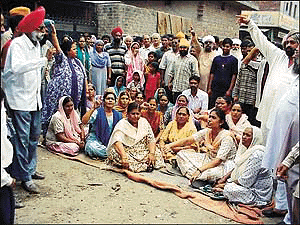 Residents of Nanak Nagri and its adjoining localities stage a dharna near Subzi Mandi, Ludhiana.