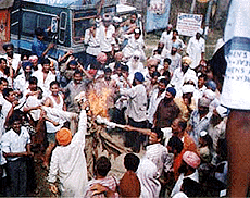 Agitated people of Udham Singh Nagar district burning an effigy of Punjab Chief Minister Parkash Singh Badal .