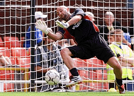 nternational goalkeeper Fabien Barthez trains with Manchester United at the Old Trafford soccer stadium on Friday. Manchester United will face Arsenal FC in the Charity shield at Wembley this Sunday, ahead of the start of this season's FA Premiership