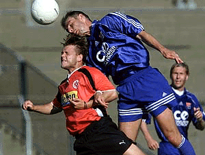 German first division club Eintracht Frankfurt�s forwarder Thomas Reichenberger (L) challenges Spvgg Unterhaching�s Ditmar Hirsch during their match in Frankfurt on Sunday