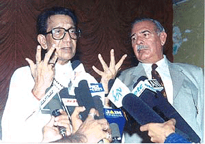 Shiv Sena chief Bala Saheb Thackeray flanked by Lt Gen P.N. Hoon (retd), addressing the media after announcing the setting up of "Shiv Sena Nivrutta Jawan Trust" for retired armymen in Mumbai on Wednesday