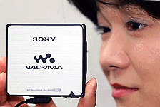Japan's electronics giant Sony unveils the world's smallest and lightest portable Mini disk player "MD Walkman MZ-E900" at the company's headoffice in Tokyo, 18 August 2000. The MZ-E900, measuring 77.7 x 12.7 x 71.0 mm and weighing only 58g, enables to play a maximum 320 minutes with long-playing mode. Sony will put it on the domestic market on September 10 with an estimated price of 30,000 yen ($ 275 ). � AFP photo