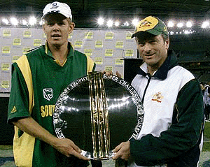 South Africa's captain Shaun Pollock (L) holds the trophy with Australia's captain Steve Waugh after the third one-day match in the Super Challenge 2000 series at Melbourne's Docklands on Sunday