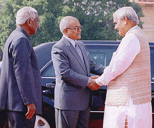 Prime Minister Atal Bihari Vajpayee greeting President of Republic of Maldives Mau moon Abdul Gayoom on his arrival at Rashtrapati Bhavan in New Delhi on Monday while President K.R. Narayanan looks on