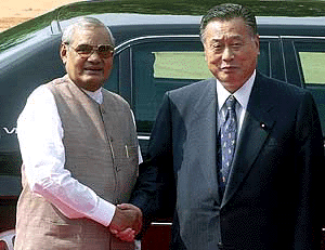 Indian Prime Minister Atal Behari Vajpayee (L) welcomes Japanese Prime Minister Yoshiro Mori (R) at the Presidential Palace in New Delhi, on Wednesday