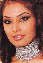 An Indian model displays a diamond necklace designed by Khaiyam Jaliwala from India during a fashion show organised by Debeers in Bombay on Friday to showcase 29 award winning designs from 16 countries.