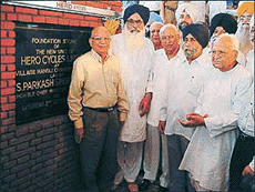 Punjab Chief Minister Parkash Singh Badal lays the foundation stone of a new unit of Hero Cycles Ltd at Industrial Focal Point, Ludhiana on Saturday.   
