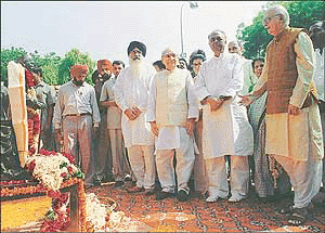 Vice-President Krishna Kant, Home Minister L.K. Advani, Deputy Chairman of Planning Commission K.C. Pant and Punjab Chief Minister Parkash Singh Badal pay their tributes to Pt. Govind Vallabh Pant on his 113th birth anniversary in New Delhi on Sunday