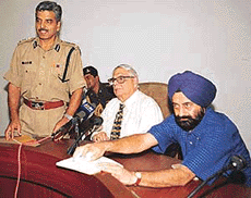 Mr B.S. Bassi, Inspector-General of Police, Chandigarh, explains the salient features of the Chandigarh police website.