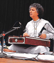 Pandit Shiv Kumar Sharma during a performance in Guru Nanak Bhavan, Ludhiana. � Photo by Rajesh Bhambi