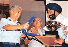 The Chief of Air Staff, Air Chief Marshal A.Y. Tipnis, presents Gian Chand Jain Memorial Foundation Award for Excellence in Scientific Research for 2000 to the Director of Terminal Ballistics Research Laborotary, Dr V.S.Sethi, at Ambala on Tuesday.
