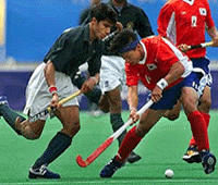 Korea's Hwang Jong Hyun (right) and Pakistan's Mohammad nadeem (left) vie for the ball during the Olympics men's hockey semifinal match in Sydney on Thursday. Korea won 1-0. 