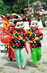 Photo shows farmers performing a humorous short drama named "The Mouse Gets Married" at a Country Art Festival on Wednesday.