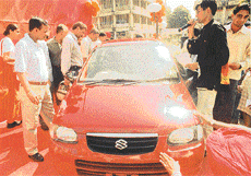 Admirers have a close look at the Alto vx, the �Hottest Little Thing�, displayed in Chandigarh�s Sector 17 on Friday.