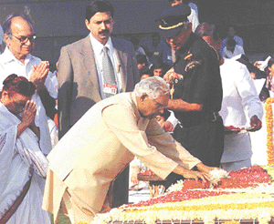 President K.R. Narayanan pays homage to Mahatma Gandhi on the occasion of Gandhi Jayanti at Rajghat in Delhi on Monday