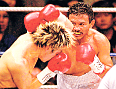 Veteran Venezuelan boxer Leo Gamez ( R) lands a right at champion Hideki Todaka of Japan during their WBA super flyweight title match in Nagoya on Monday. Gamez sent Todaka to the canvas in the seventh round and clinched the victory � his fourth world championship title at four different weights