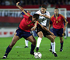 Spain's Ismael Urzaiz (left) and Austria's Dietmar Kuehbauer struggle for the ball on Wednesday during the group seven World Cup qualifying match 