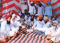 Farmers sitting on an indefinite fast in the Khanna grain market .