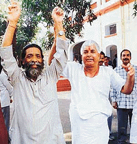 Chief of the Jharkhand Mukti Morcha Mr Shibu Soren (left) with  RJD chief  Laloo Prasad Yadav at the CM House in Patna on Tuesday.  PTI photo