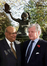 LONDON: Lord Swraj Paul, left, and Senator Edward Kennedy, stand for a photograph at the fountain dedicated to the memory of Lord Paul's daughter Ambika at the London Zoo on Friday. 
