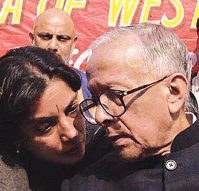 Former West Bengal CM Jyoti Basu listens to Rajya Sabha MP Shabana Azmi at a dharna in New Delhi