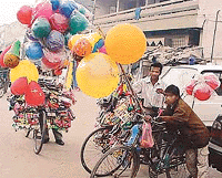 Balloon-sellers face a tough time as high-tech generation kids prefer to play with modern gadgets.
