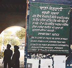 An old notice board displayed outside Kotwali police station declaring that the SSP or the SP or some other gazetted officer would meet the public every Monday. The notice board is being removed now because the police has formed a plan to meet the public.