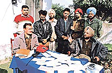DSP Harmanbir Singh produces the three accused and the stolen bank drafts before mediapersons.