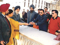 Members of the Satluj Club, Ludhiana, present a cheque for Rs 2.5 lakh to the Deputy Commissioner, Mr S.K. Sandhu, for the Gujarat relief fund. 