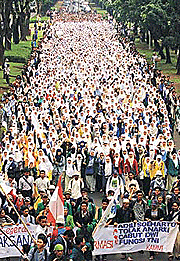 Indonesian students march through central Jakarta streets headed for the Presidential Palace on Friday. The student protesters demanded President Wahid should resign, one day after parliament censured the Muslim cleric over two scams. 