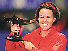 Winner Lindsay Davenport of the USA holds her trophy of the Pan Pacific women's tennis tournament in Tokyo on Sunday. 