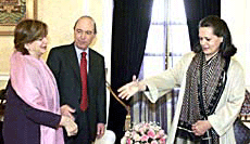 Congress President Sonia Gandhi with Greek Prime Minister Konstantinos Simitis and his wife Mrs Daphne Simitis at Rashtrapati Bhavan in New Delhi on Tuesday.