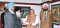 Mr Jagdev Singh Talwandi, President, SGPC and Mr S.S. Dhindsa, Union Minister for Fertiliser and Chemicals, present a cheque to the Prime Minister, Mr Atal Behari Vajpayee, for Gujarat earthquake relief fund.
