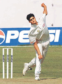 Indian bowler Ashish Nehra bowls to Australian batsman Michael Kasprowicz during the first day's play of the three-day game between Australia and India's A in Nagpur on Saturday.