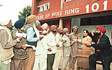 Jaspal Bhatti �helps out� rural Punjabis who flocked the Fire Station to deposit power bills as they could not read the signboard in English.