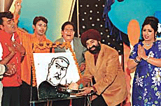 Jaspal Bhatti, Mehar Mittal and other comedians offer prayers before Finance Minister Yashwant Sinha�s caricature.