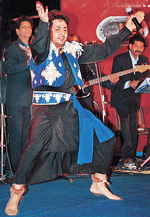 Gurdas Maan performs in the aid of those hit by the Gujarat earthquake