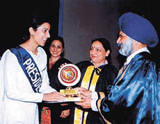 Mr Balbir Singh Miani, Minister of State for Higher Education and Medical Education, Punjab, gives away a prize to a student of Government College for Women in Ludhiana on Saturday.
