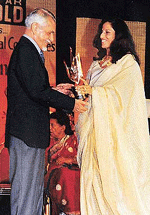 Journalist B.K. Karanjia receives an award from Shobha De