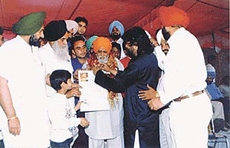 Ustad Jaswant Singh Bhanwra being felicitated by Mr Pardeep Suba, president of Nachda Punjab Cultural Club in Ludhiana on Wednesday. 