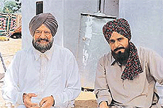 Dara Singh (left) with Avtaar Gill on the set of �Mittar Piyare Nu Haal Muridan Da Kehna�.