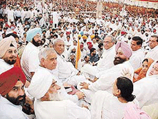 Congress leaders Moti Lal Vora, Mr Shiv Lal Balmiki and Capt Amarinder Singh at the anti-Tehelka rally organised in Ludhiana on Wednesday. 