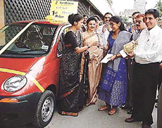 Ms Renuka Shahane presents the keys of Matiz car to Deepti Khurana, who won the Aao Bune contest. 