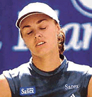Martina Hingis reacts to a missed shot during her match with Arantxa Sanchez-Vicario at the Bausch & Lomb Championships in Amelia Island on Friday.